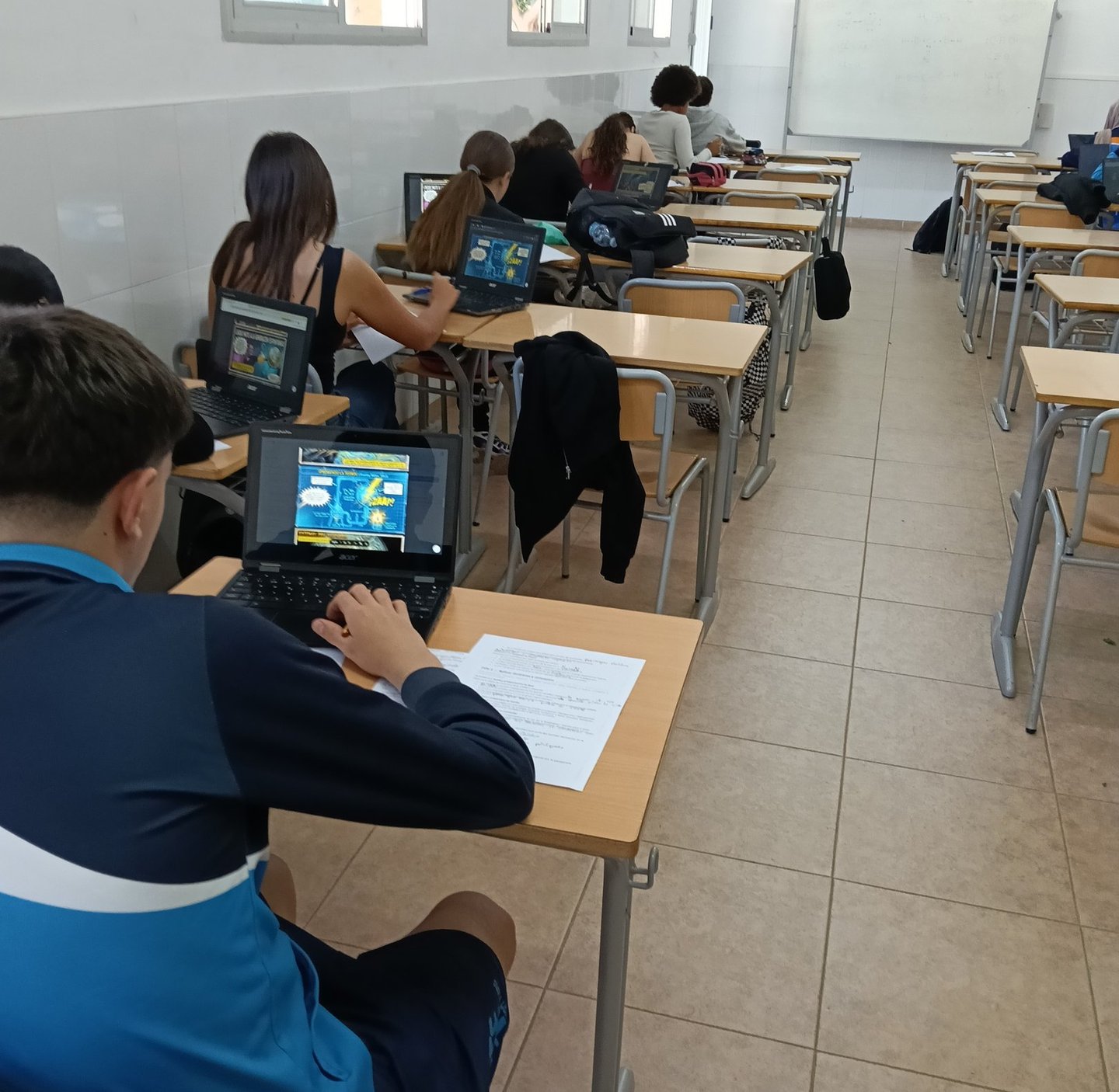 Alumnado trabajando con el cómic Bio-Comics en sus ordenadores durante la primera sesión DOK 1
