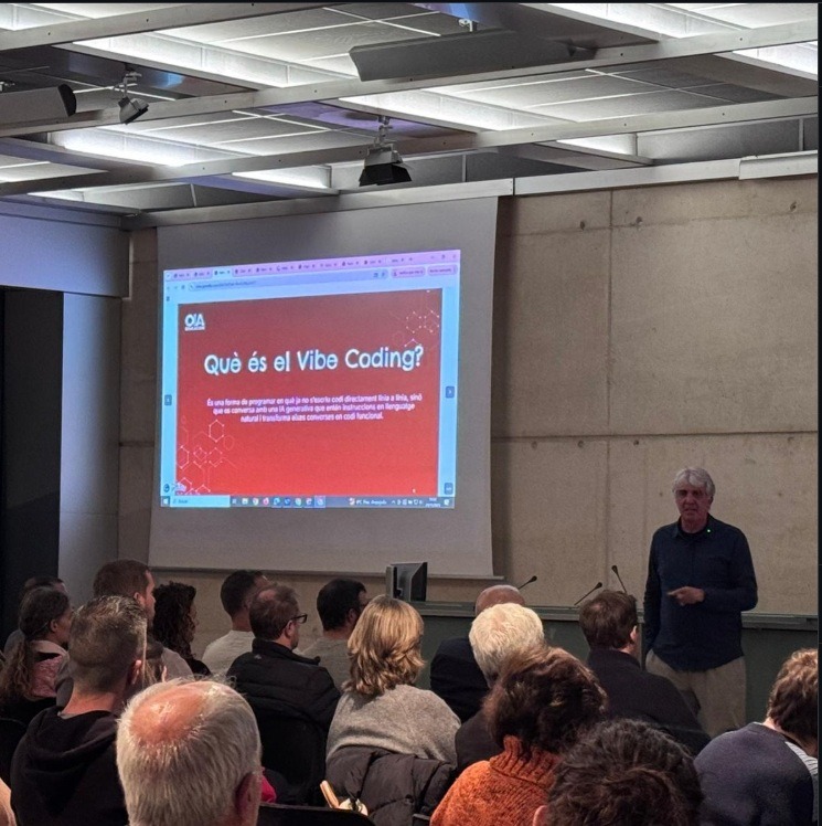 Ernesto Boixader impartiendo una formación sobre IA generativa ante un grupo de docentes